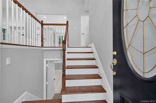 11 Penguin LN, Commack, NY 11725
