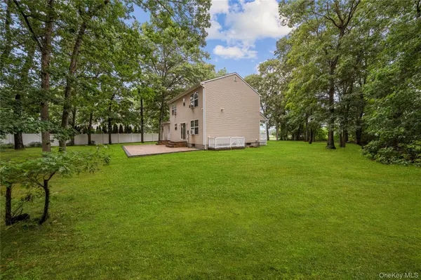 144 Dawn DR, Shirley, NY 11967
