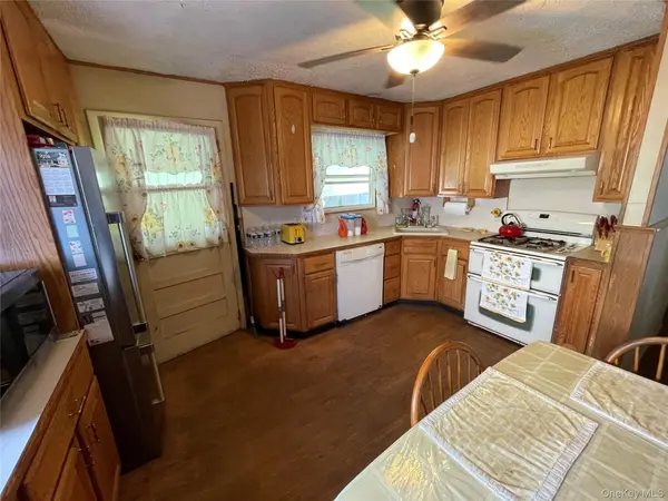 16 Heathcote RD, Lindenhurst, NY 11757