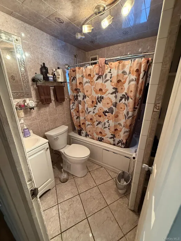 11715 200th ST, Saint Albans, NY 11412