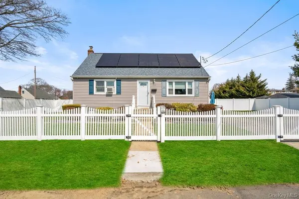 290 38 th ST, Lindenhurst, NY 11757