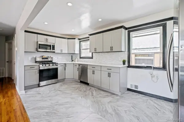 290 38 th ST, Lindenhurst, NY 11757