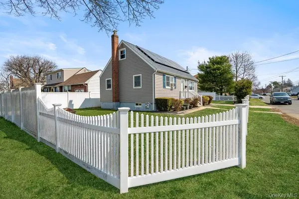 290 38 th ST, Lindenhurst, NY 11757