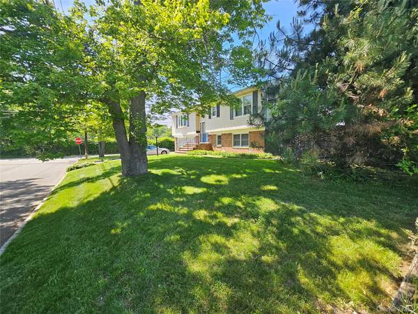5 Ireland PL, Copiague, NY 11726