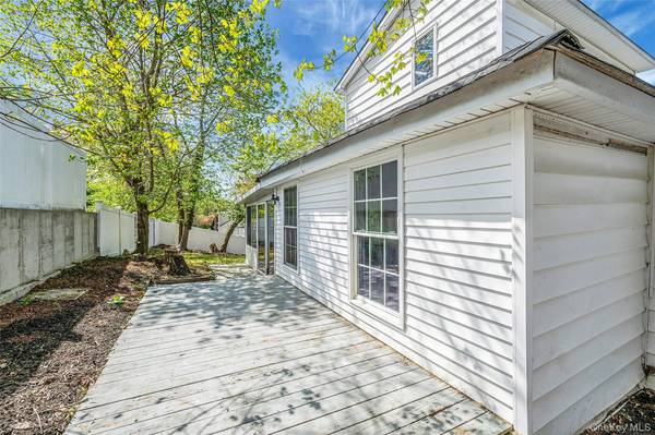 93 Maple RD, Kings Park, NY 11754