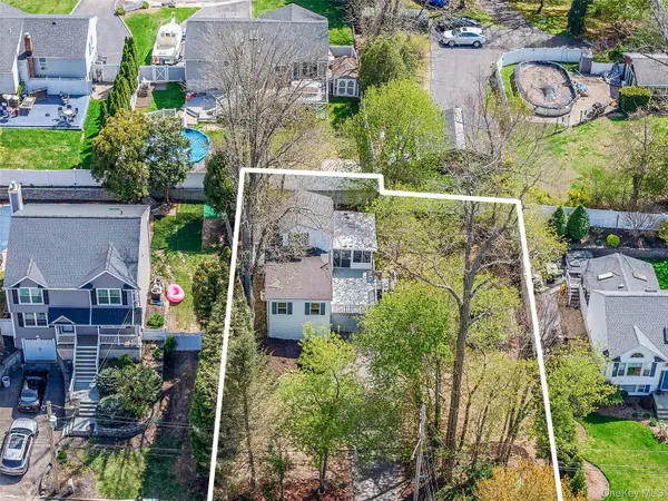 93 Maple RD, Kings Park, NY 11754