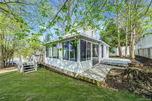 93 Maple RD, Kings Park, NY 11754