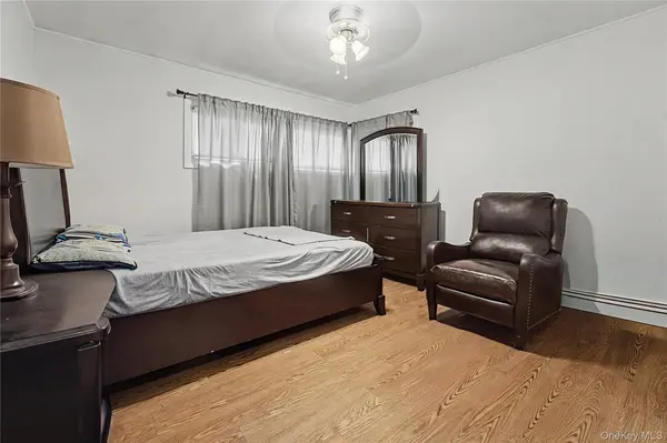 35 Meeting LN, Hicksville, NY 11801