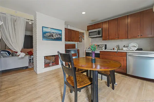35 Meeting LN, Hicksville, NY 11801