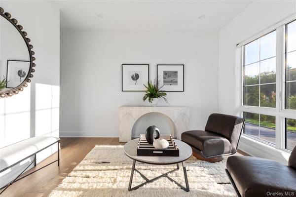 1 Sequoia CIR, Manhasset, NY 11030