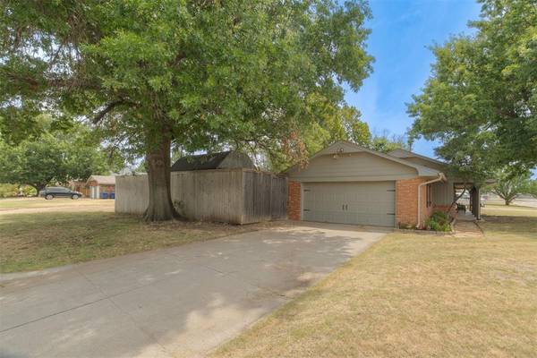 9404 N Lakeshore DR, Oklahoma City, OK 73120