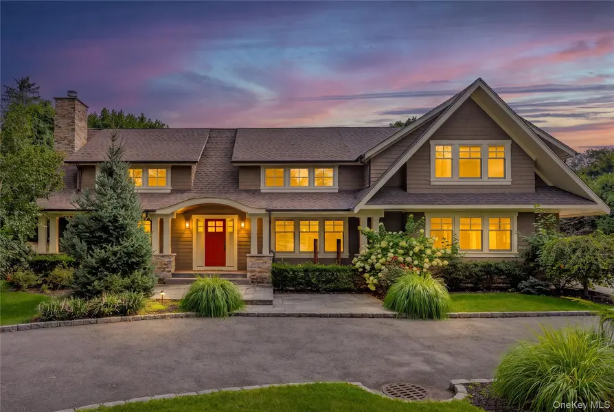 18 Green Meadow LN, Huntington, NY 11743