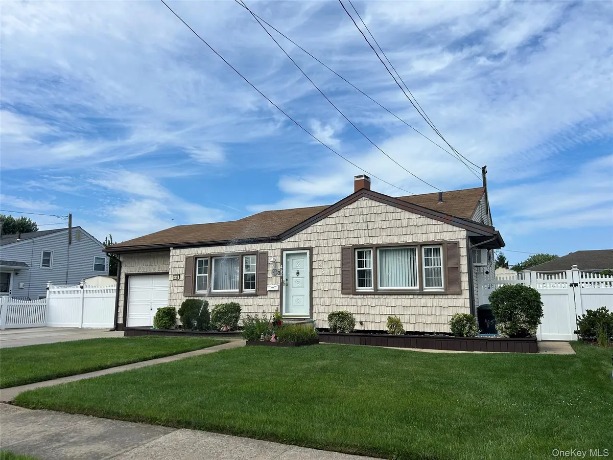 452 N Monroe AVE, Lindenhurst, NY 11757
