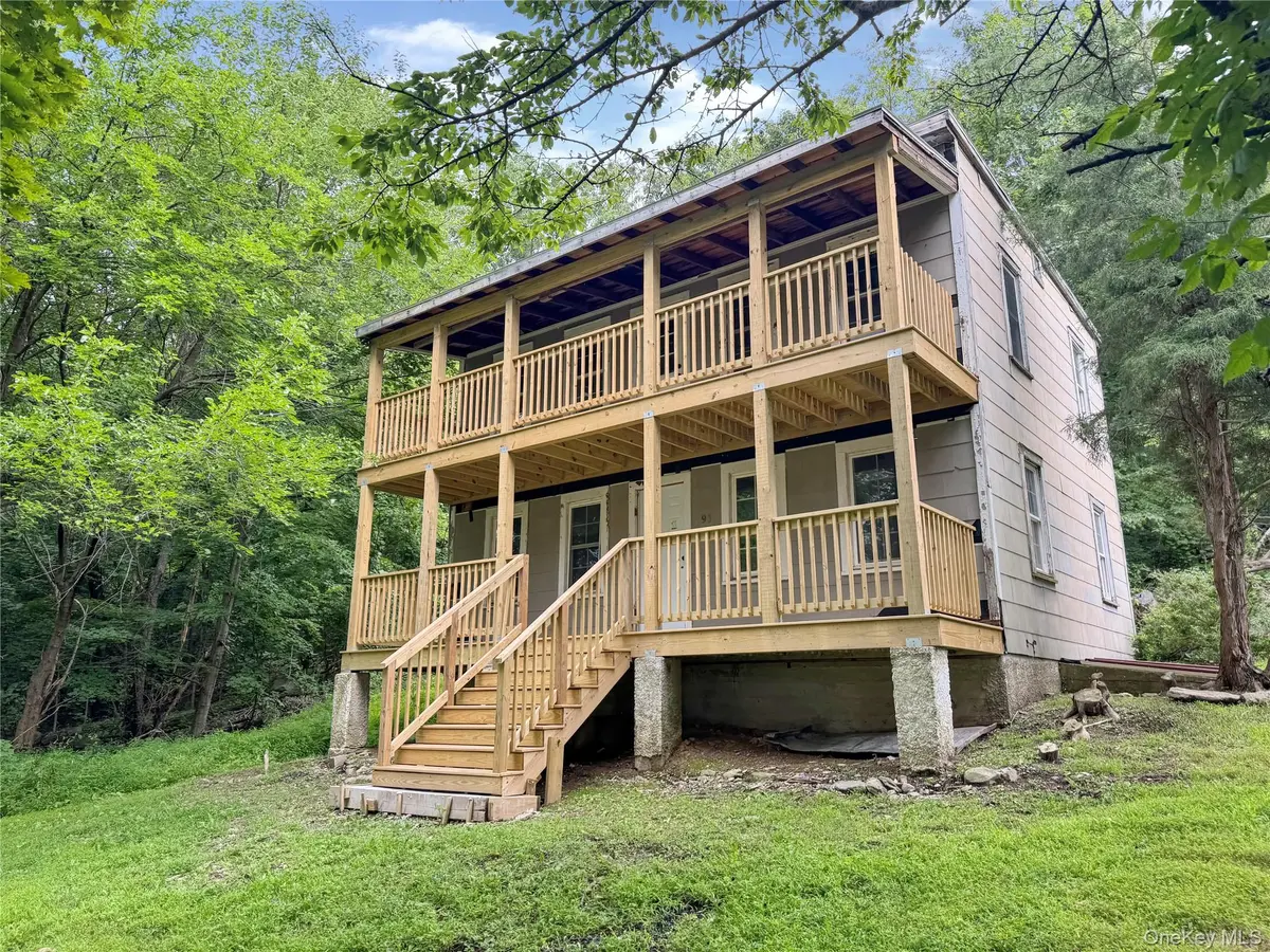 91 Pancake Hollow RD, Highland, NY 12528