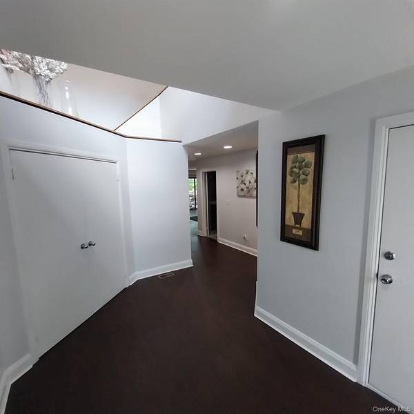 12 The Glen LN #12, Glen Head, NY 11545