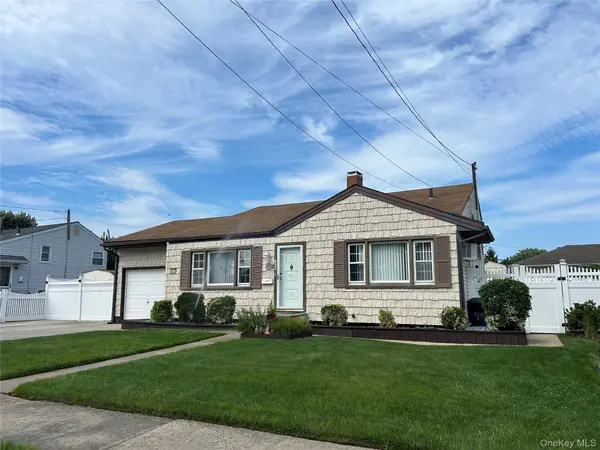452 N Monroe AVE, Lindenhurst, NY 11757