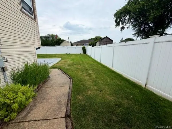452 N Monroe AVE, Lindenhurst, NY 11757