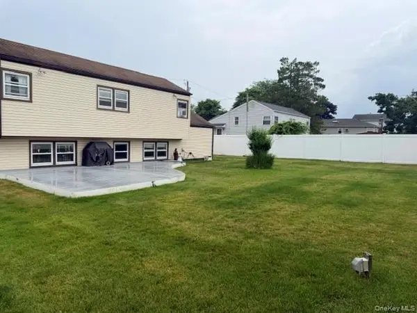 452 N Monroe AVE, Lindenhurst, NY 11757