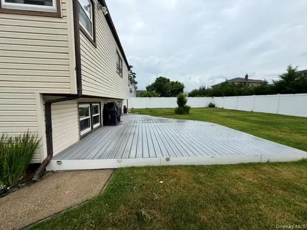 452 N Monroe AVE, Lindenhurst, NY 11757