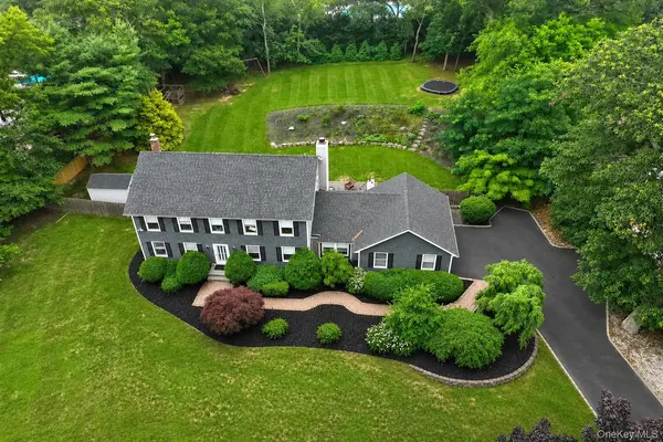 2 Buckingham Meadow RD, East Setauket, NY 11733