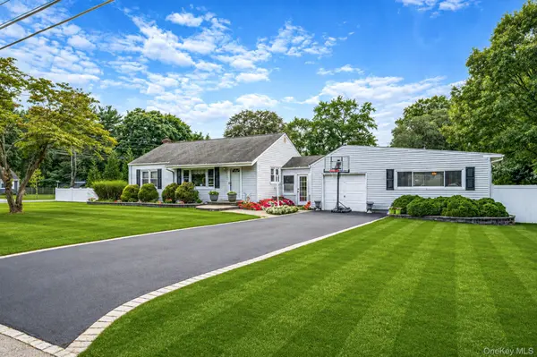 19 Ridgeley RD, Smithtown, NY 11787