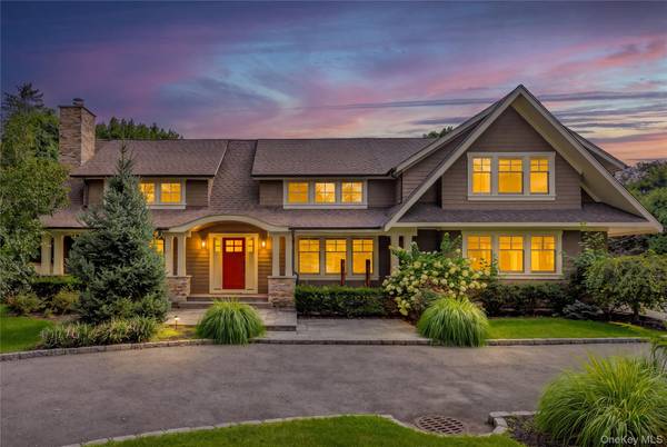 18 Green Meadow LN, Huntington, NY 11743