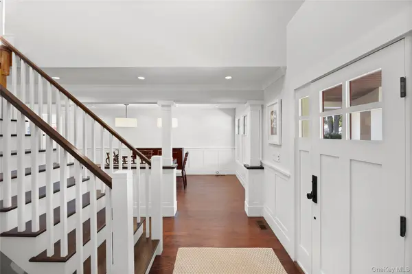 18 Green Meadow LN, Huntington, NY 11743