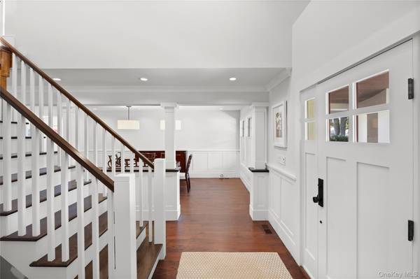 18 Green Meadow LN, Huntington, NY 11743
