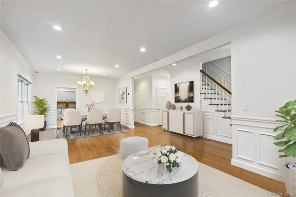 1 Fairway DR, Old Bethpage, NY 11804