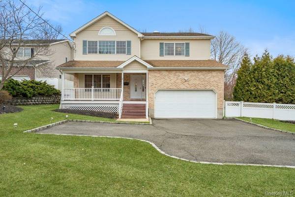 1 Fairway DR, Old Bethpage, NY 11804