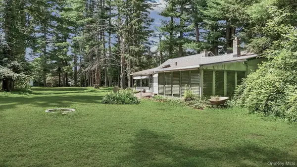 12 Kiernan GLN, Cuddebackville, NY 12729