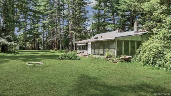12 Kiernan GLN, Cuddebackville, NY 12729