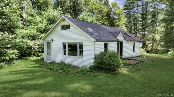 12 Kiernan GLN, Cuddebackville, NY 12729