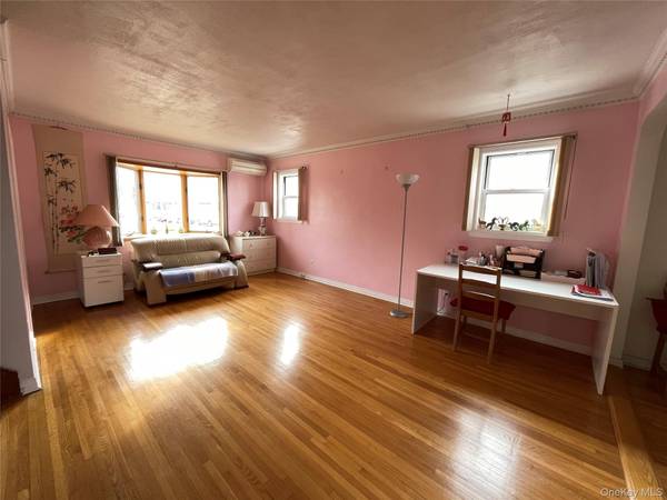 6152 149th ST, Flushing, NY 11367