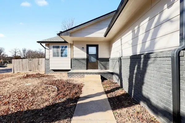 1813 N Pine Grove St, Wichita, KS 67212