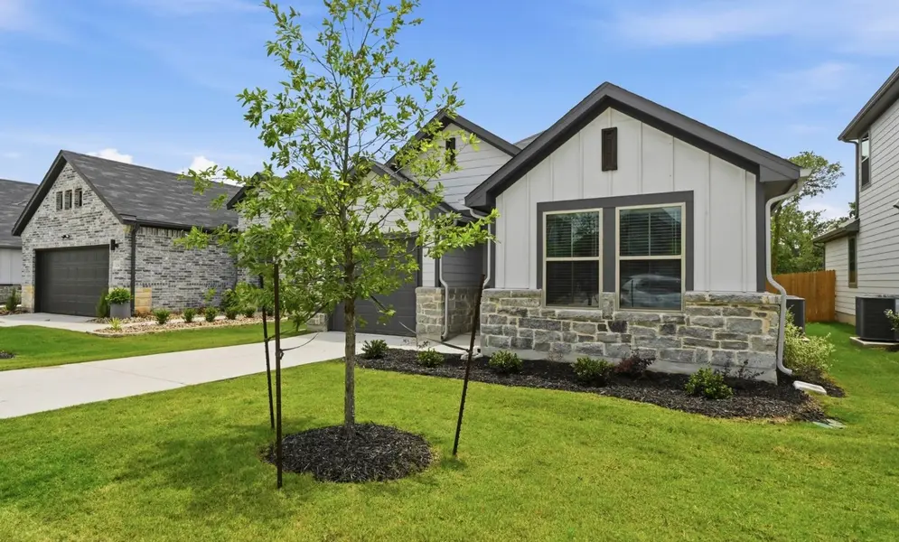 332 Bendecido LOOP, Elgin, TX 78621