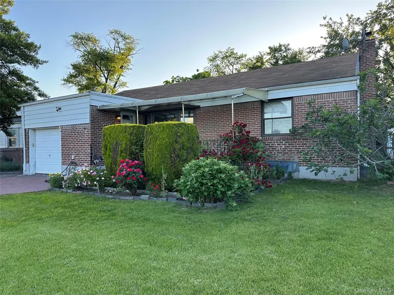 792 Bauer ST, Elmont, NY 11003