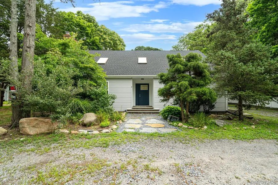 3 Cozine RD, Center Moriches, NY 11934