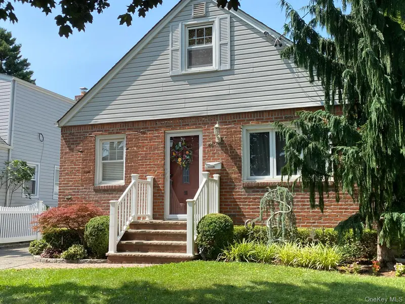 98 Albertson PL, Mineola, NY 11501