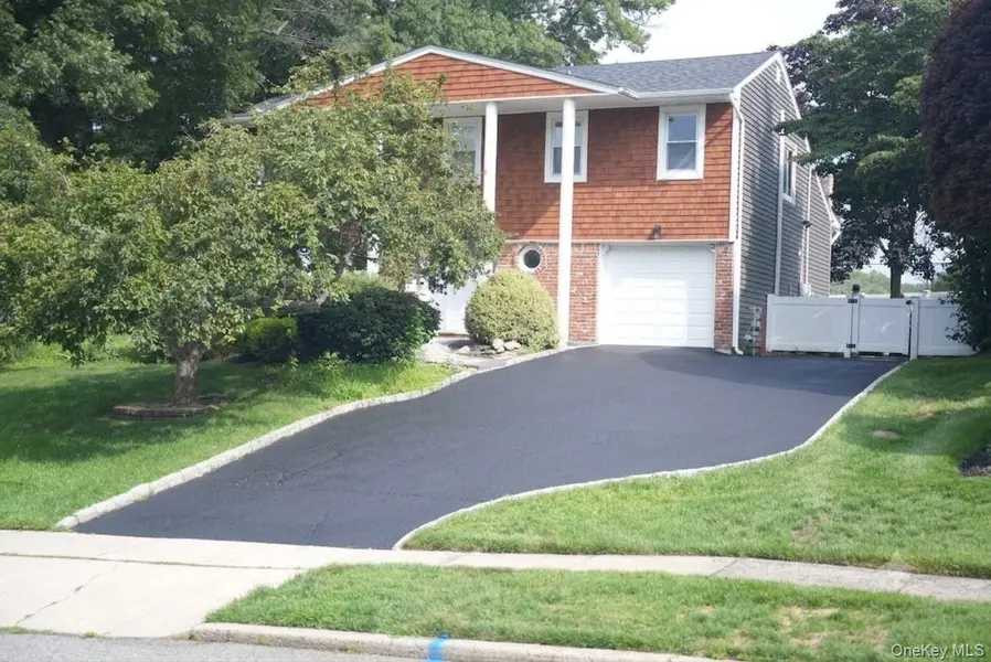 21 Wesleyan RD, Commack, NY 11725
