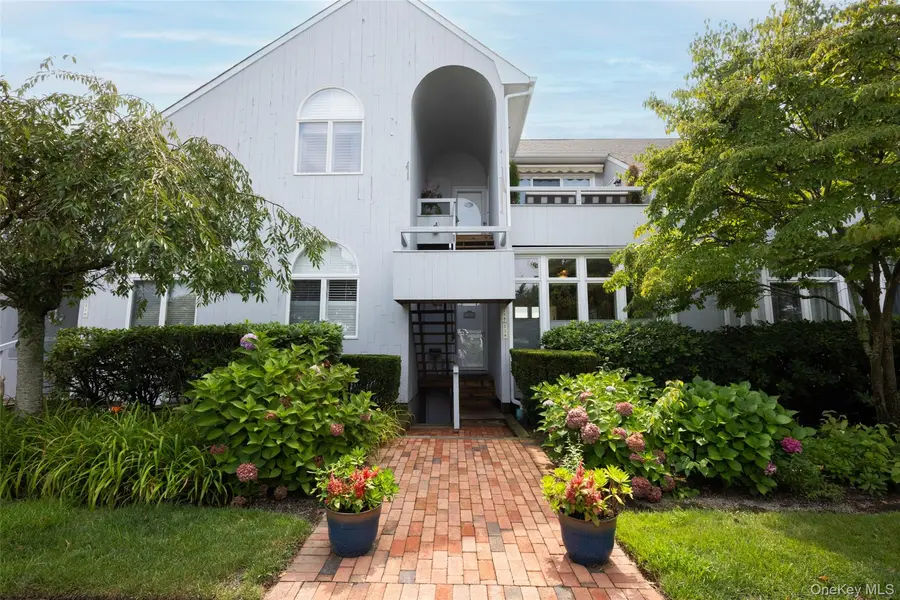 400 Noyack RD #E2, Southampton, NY 11968