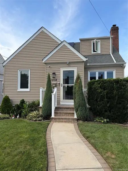 1016 Theodora ST, Franklin Square, NY 11010