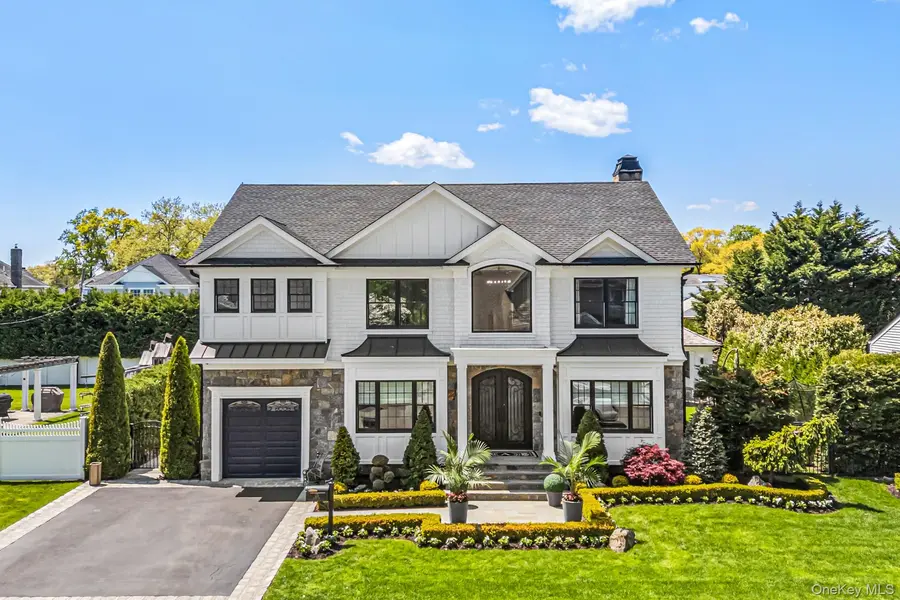 25 Boyd DR, Westbury, NY 11590