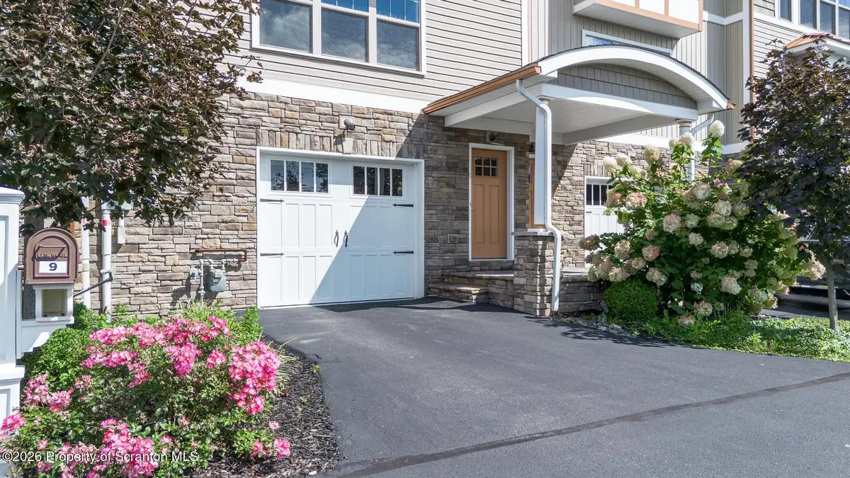 9 Maple Leaf DR, Old Forge, PA 18518