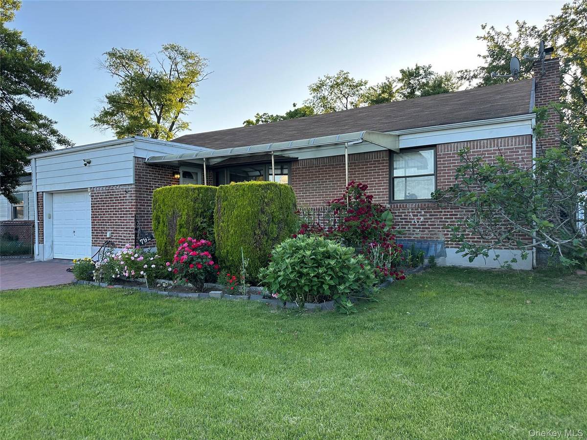 792 Bauer ST, Elmont, NY 11003