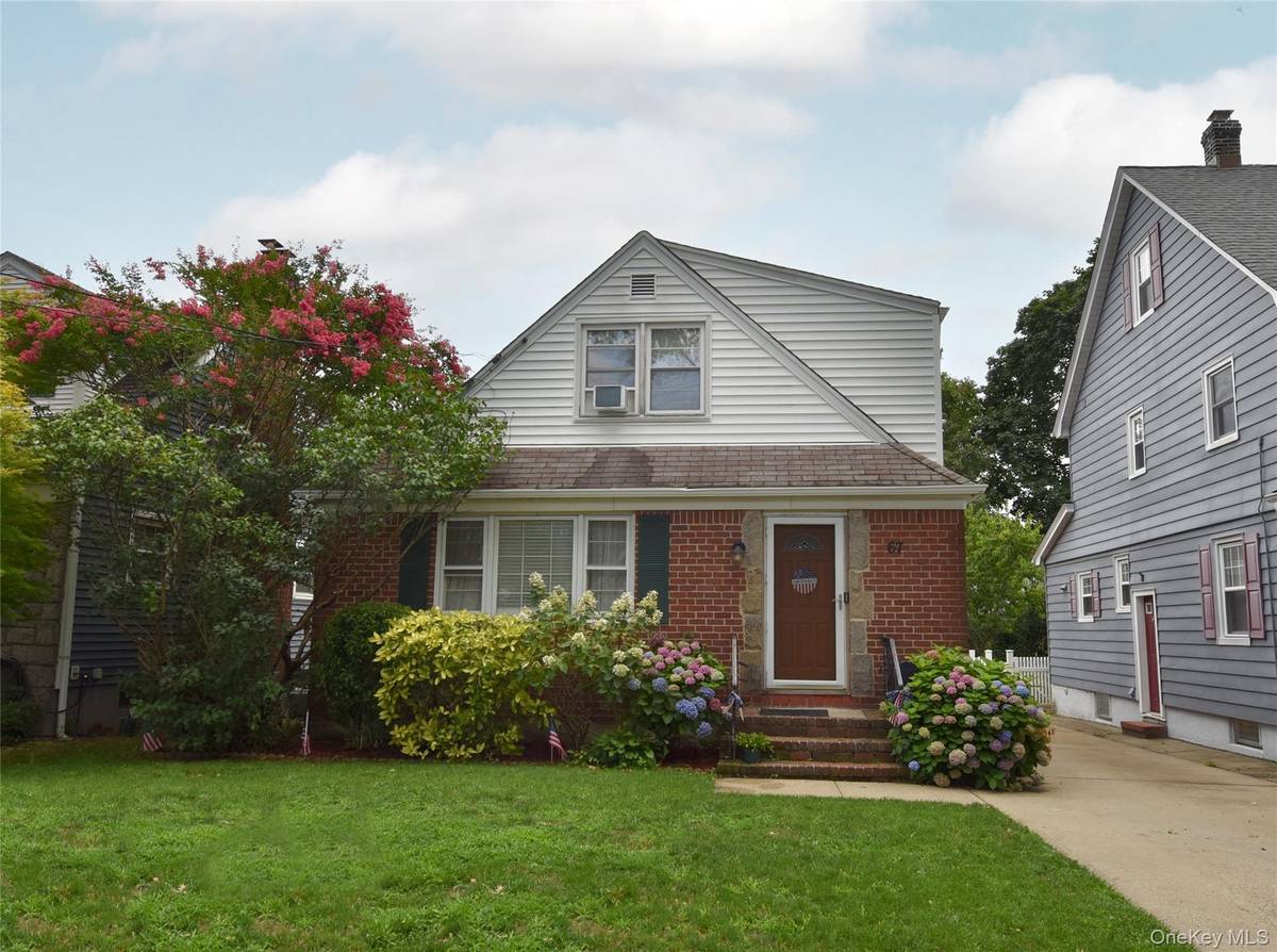 67 Iris AVE, Floral Park, NY 11001