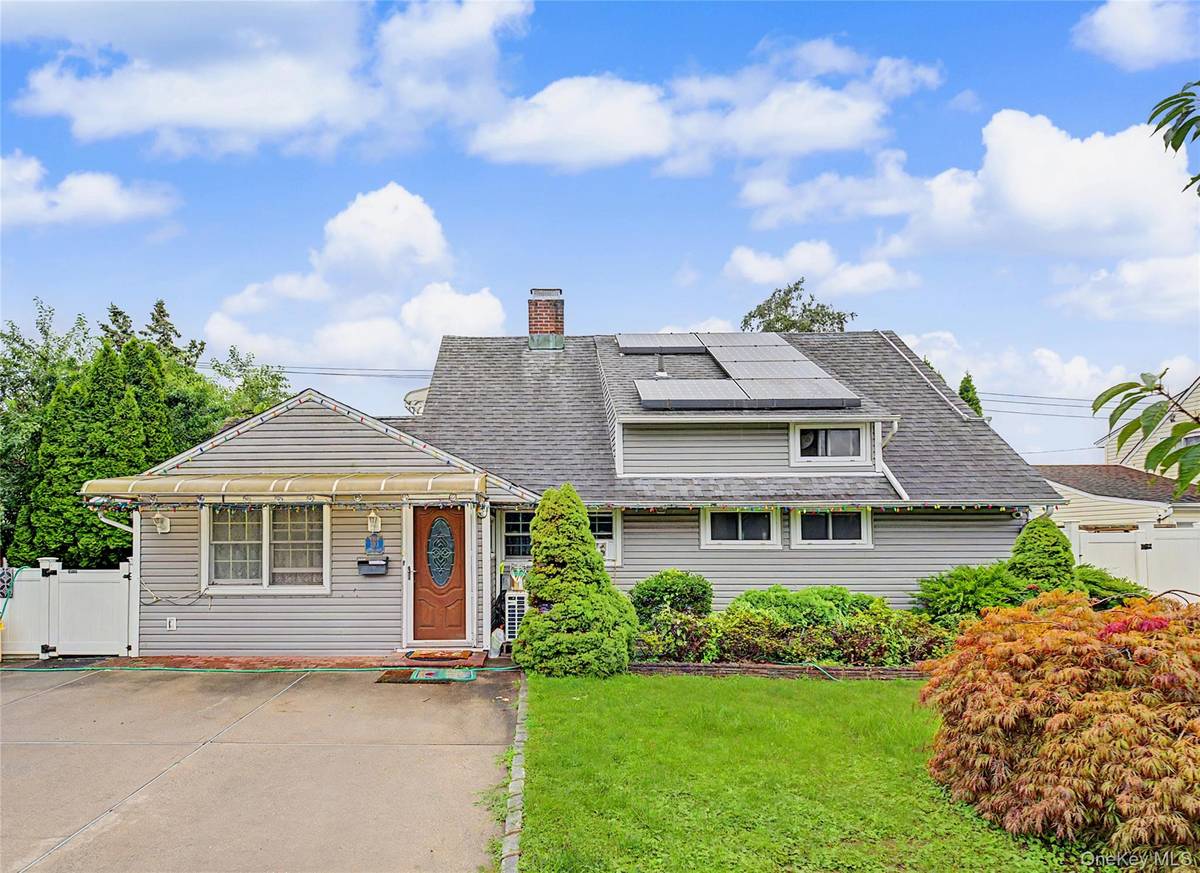 210 Spindle RD, Hicksville, NY 11801