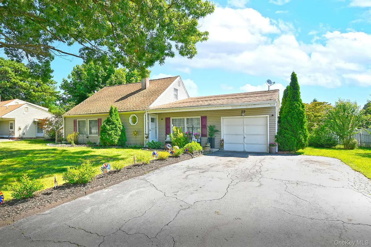 29 Torrey Pine LN, Medford, NY 11763