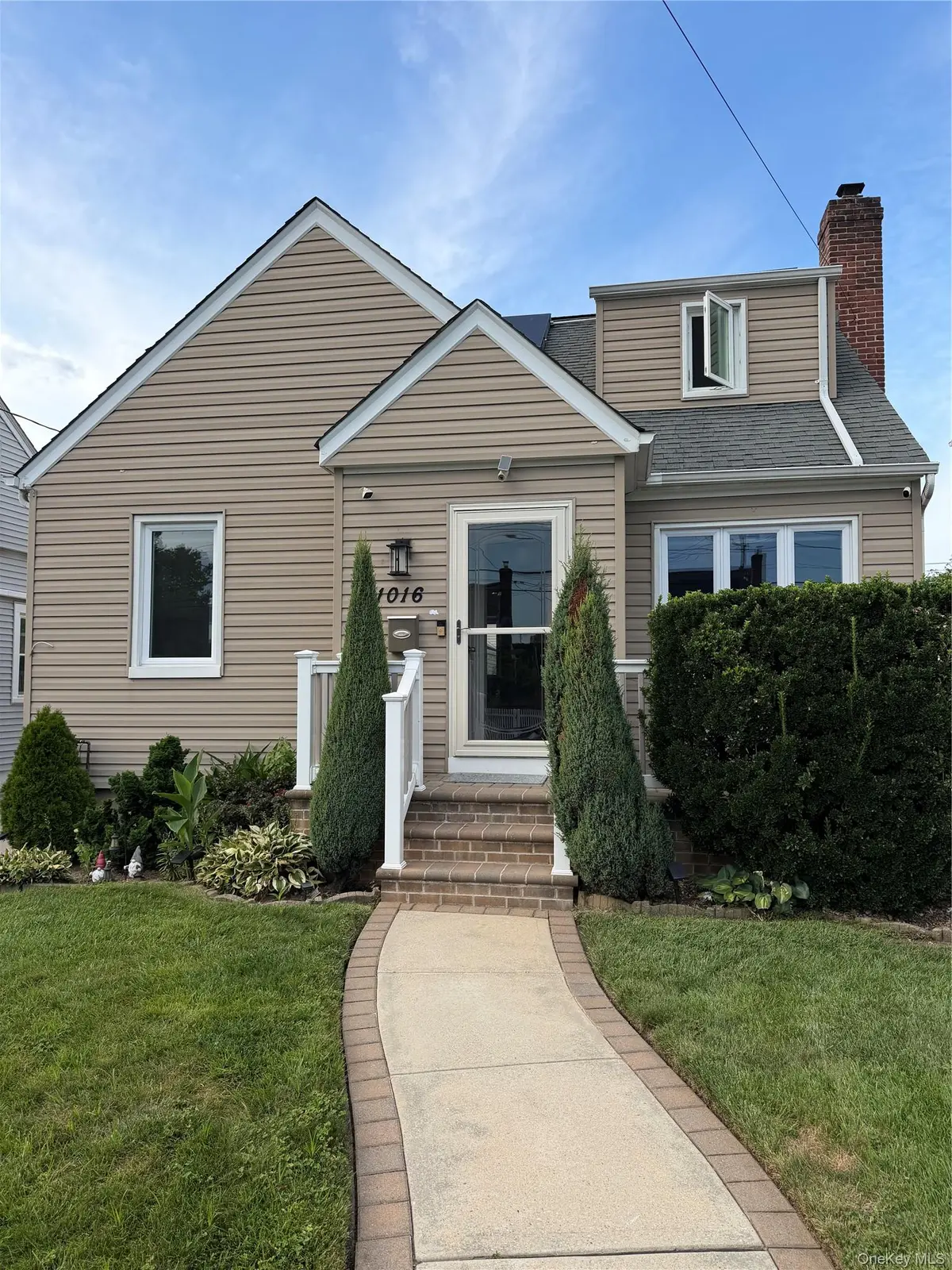 1016 Theodora ST, Franklin Square, NY 11010