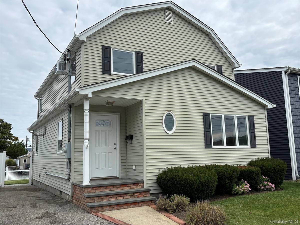 65 Jefferson PL, Massapequa, NY 11758